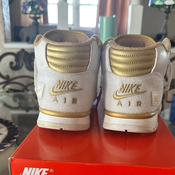 Nike Men’s White and Gold Sneakers - Picture 4 of 15